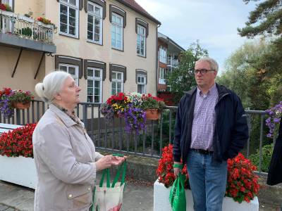 Frau Kalb im Austausch mit Arne Krger