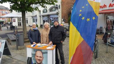 Inga Johnsen, Grfin zu Rantzau und Hans-Jrgen Grtner am 04.05.2019 auf dem Marktplatz in Preetz