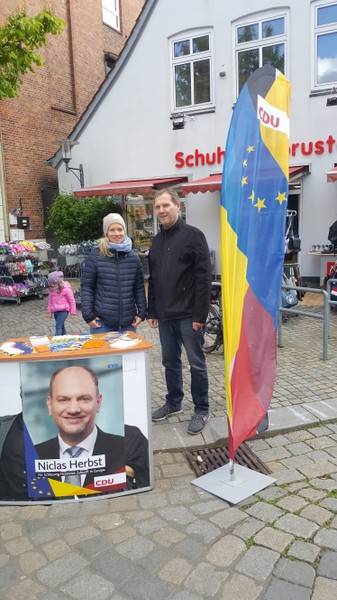 Inga Johnsen und Axel Schreiner am 04.05.2019 auf dem Marktplatz in Preetz