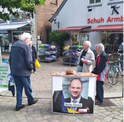 Dr. Rdiger Koch im Gesprch mit interessierten Preetzern.